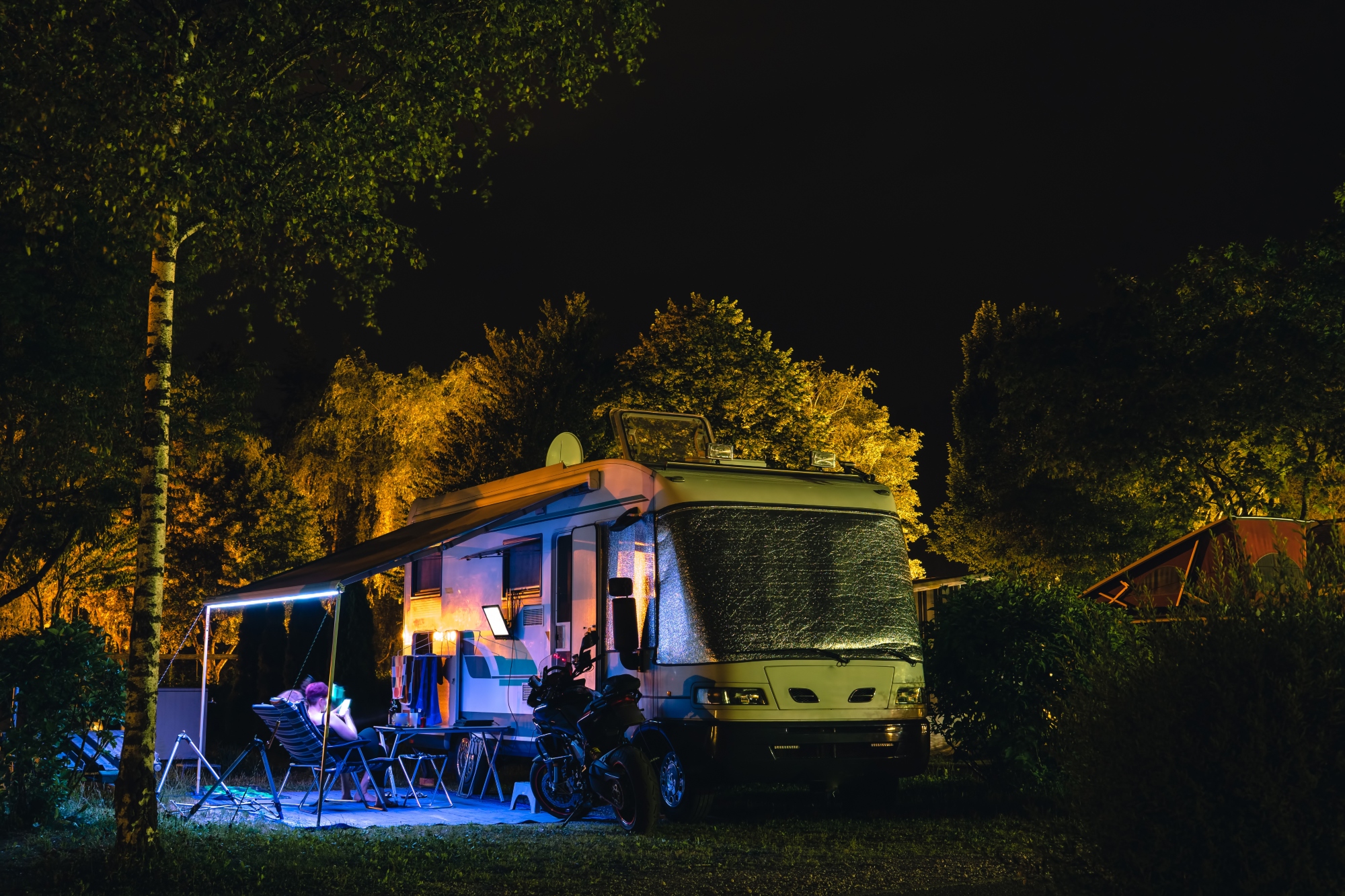 RVLIFESTYLE_MOTORHOME NIGHT